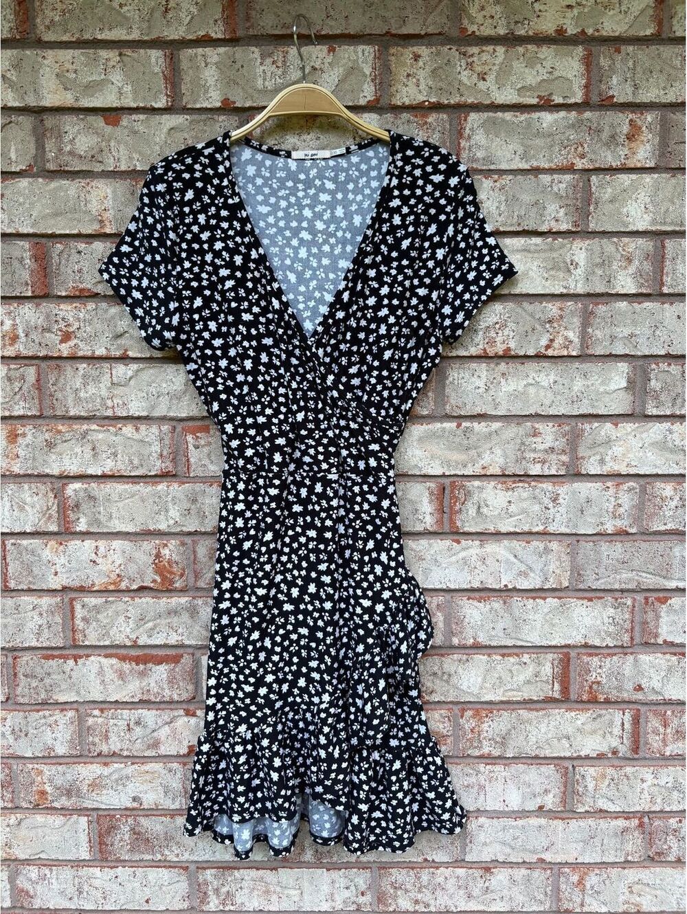 mi ami Francesca’s Ditsy Floral Faux Wrap Dress Size XS
